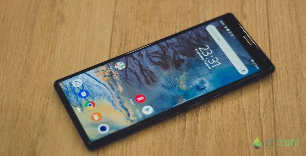 Смартфон iPhone с отображением времени и уведомлений