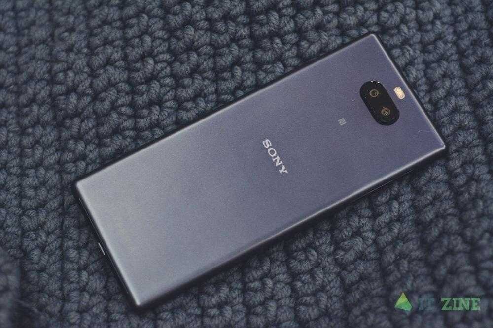 Задняя панель смартфона Sony Xperia с двойной камерой и вспышкой