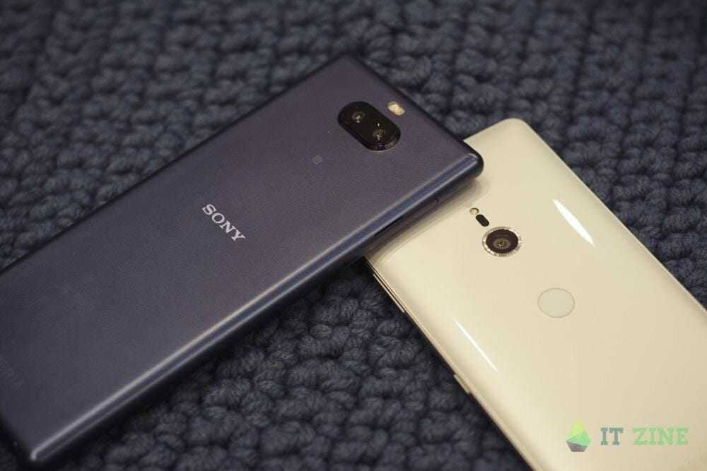 Два смартфона Sony и Google Pixel на тёмном фоне