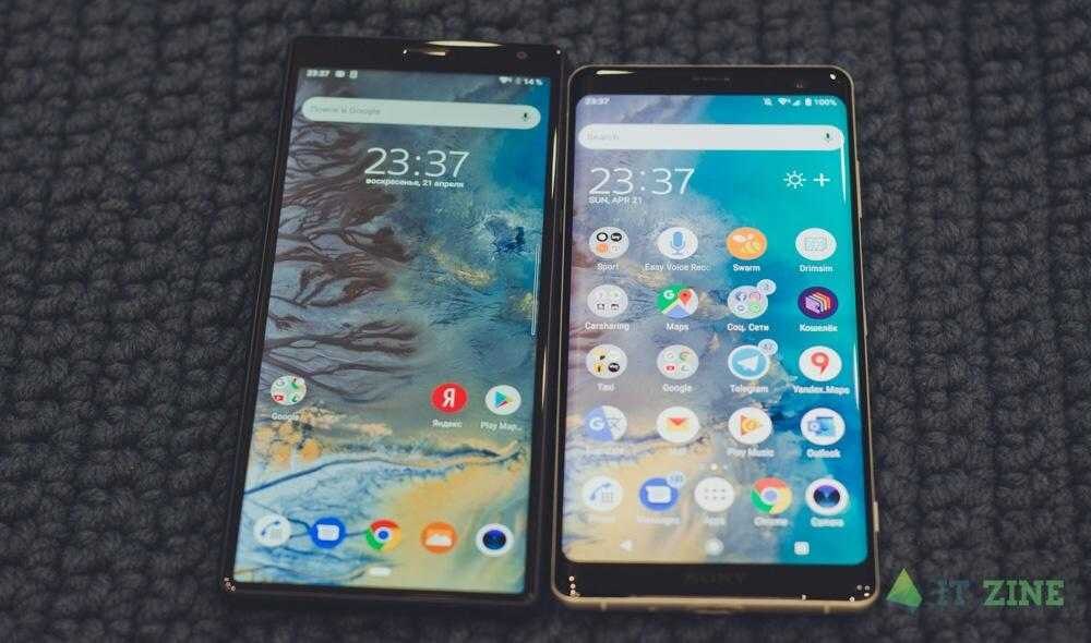 Два смартфона OnePlus из открытой коробки на поверхности