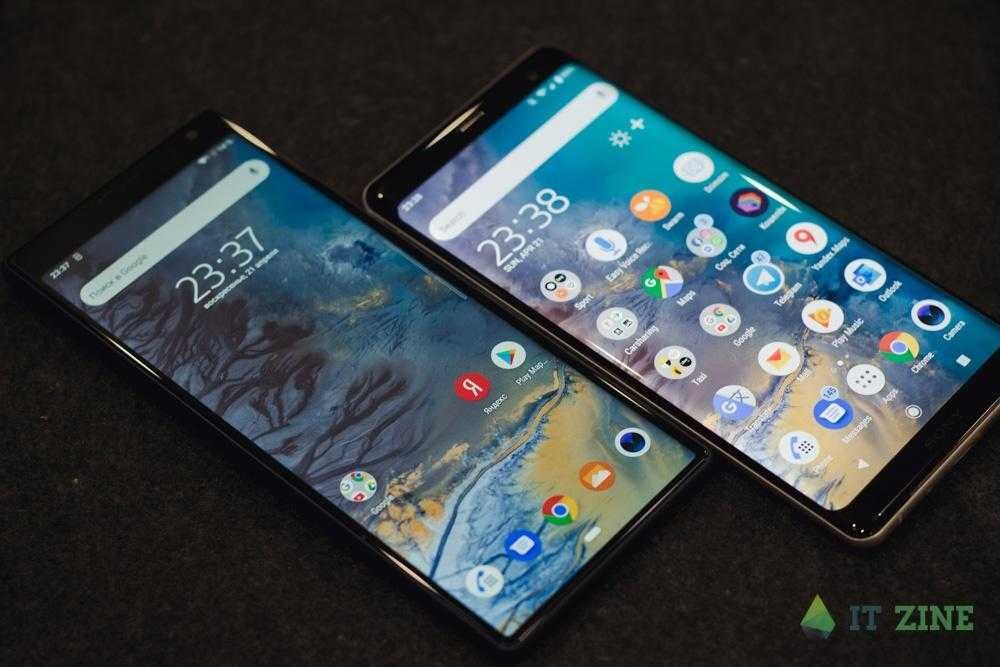 Два смартфона Apple iPhone с рабочим интерфейсом и домашним экраном