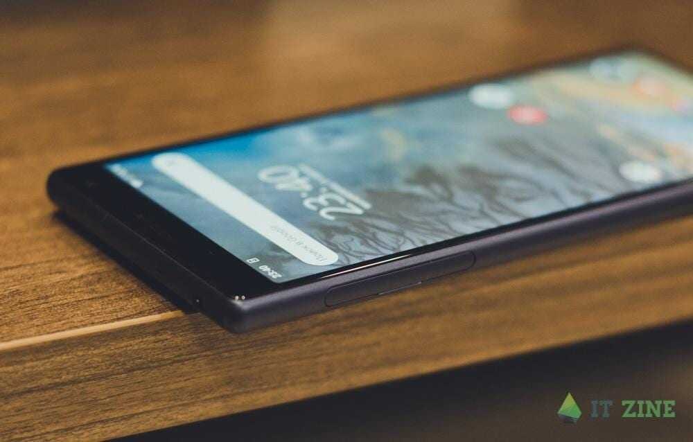 Планшет iPad с черным корпусом и интерфейсом