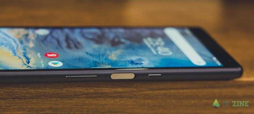 Боковой вид смартфона iPhone 14 Pro с кнопками и дисплеем