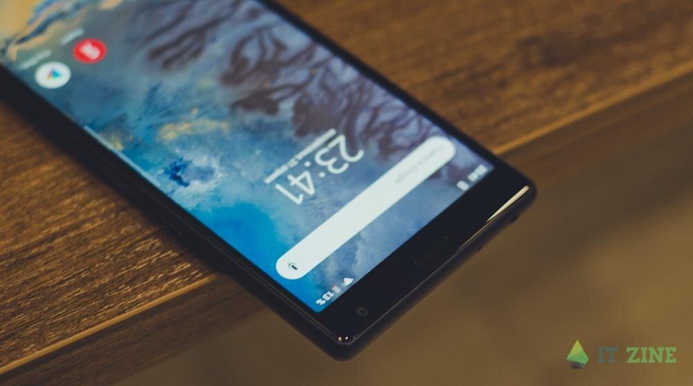 Смартфон iPhone 14 на деревянной поверхности с экраном