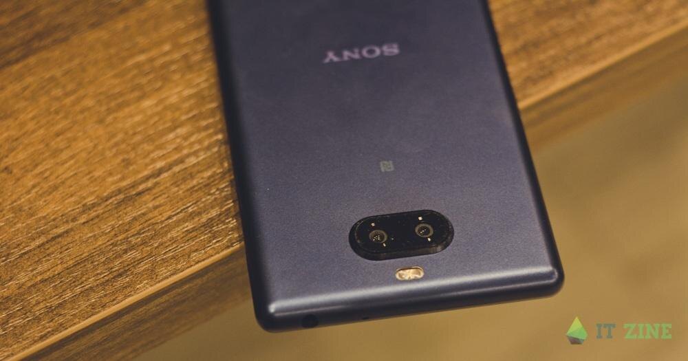 Задняя панель смартфона Sony с камерой и логотипом