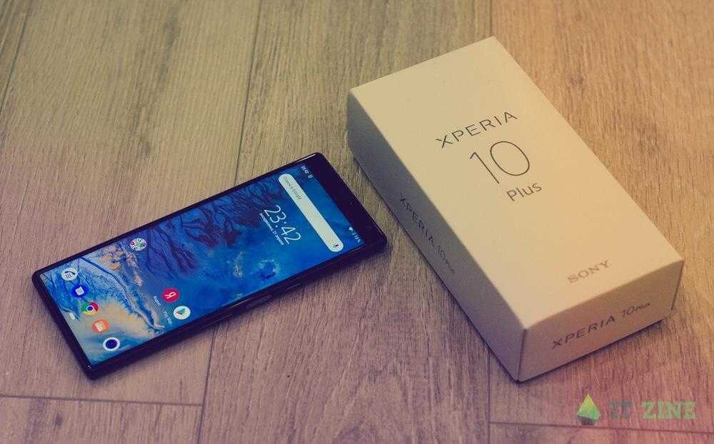 Смартфон Sony Xperia 10 Plus и его коробка на деревянном полу