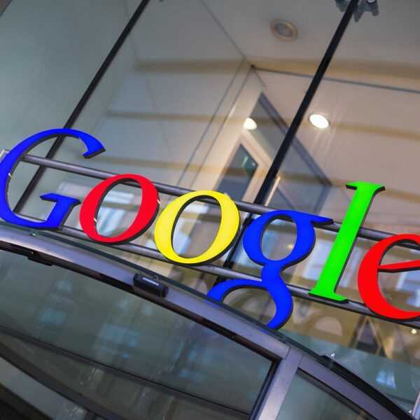 Интернет-пользователи сообщили о сбоях в работе поисковика Google (google headquarters sign 0)