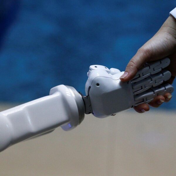 Ученые разработали роботов для оказания помощи пожилым людям (robot hand001)