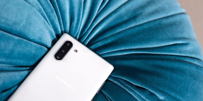 Samsung Galaxy Note 10 и Note 10+ получили первое обновление (samsung galaxy note 10 plus aura white camera array back 1200x675 1)
