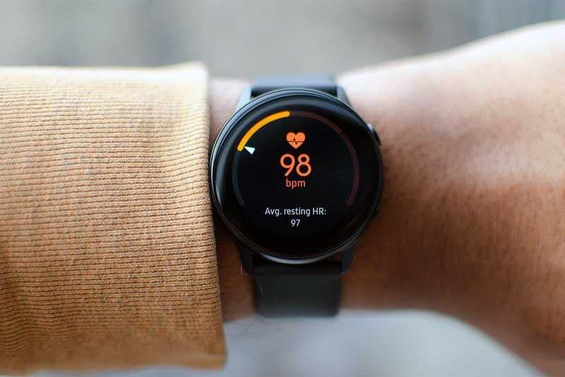 Умные часы Samsung Galaxy Watch Active 2 на руке человека