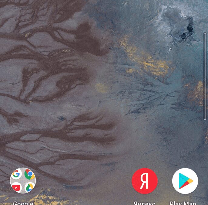 Экран смартфона с часами и поисковой строкой на русском языке