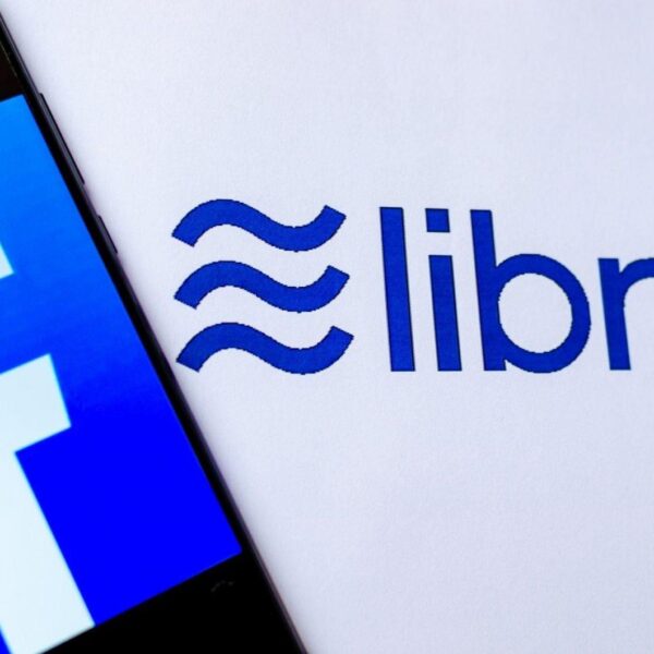Facebook нанимает лоббиста для продвижения криптопроекта Libra в Конгрессе (shutterstock 1427815046)
