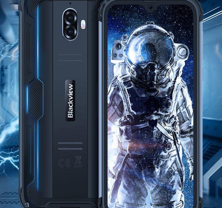 Двое героев в космическом пейзаже, одна на борту корабля Halo
