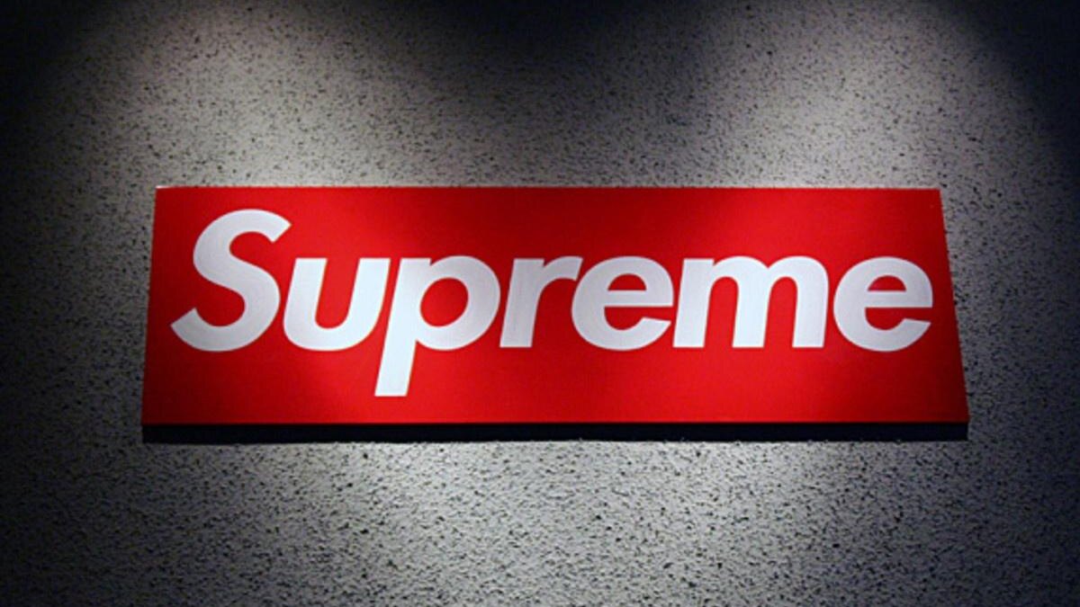 Логотип Supreme на светящемся рекламном щите