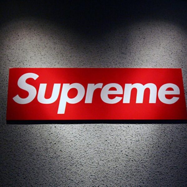 Supreme выпустит телефон с 2,4-дюймовым экраном (supreme logo trademark application 85868057 00)