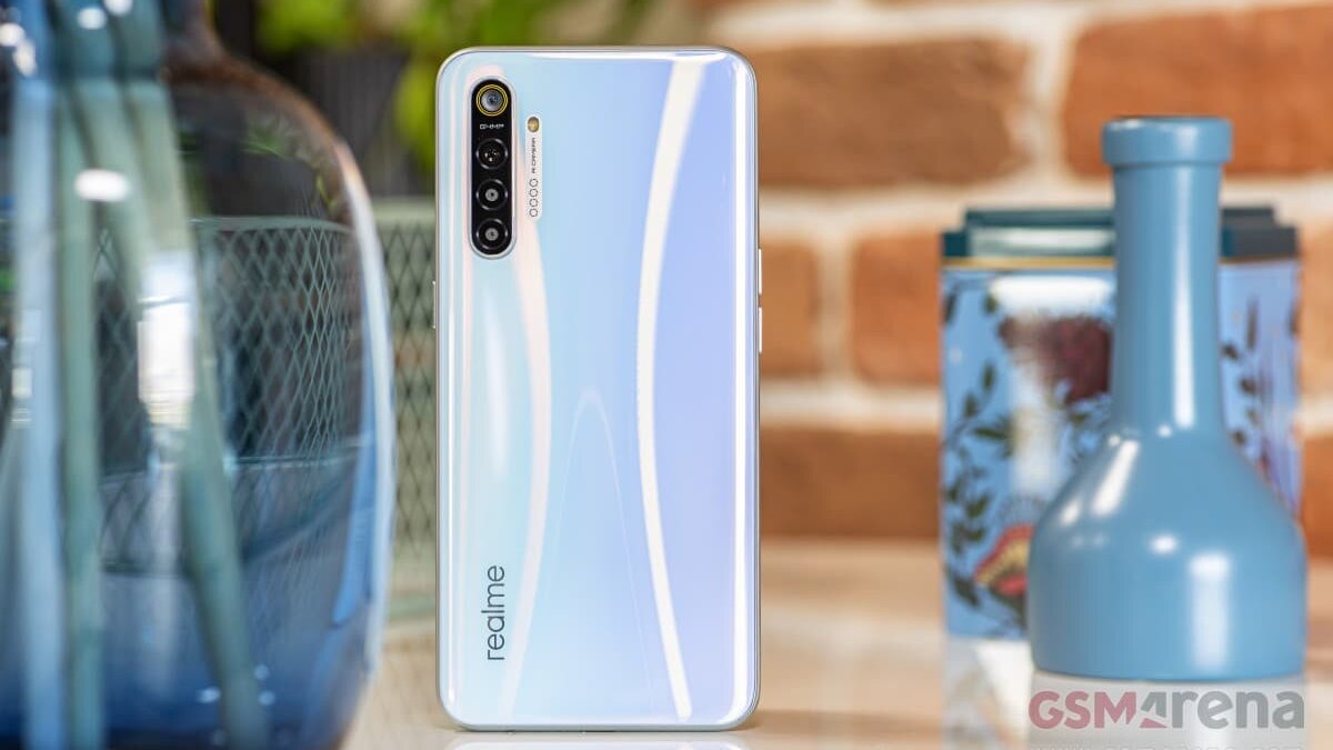 Задняя панель Realme 2X с четырьмя камерами и логотипом