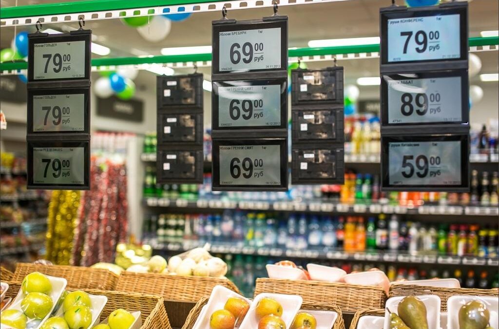 Ценники на электронных дисплеях в продуктовом магазине