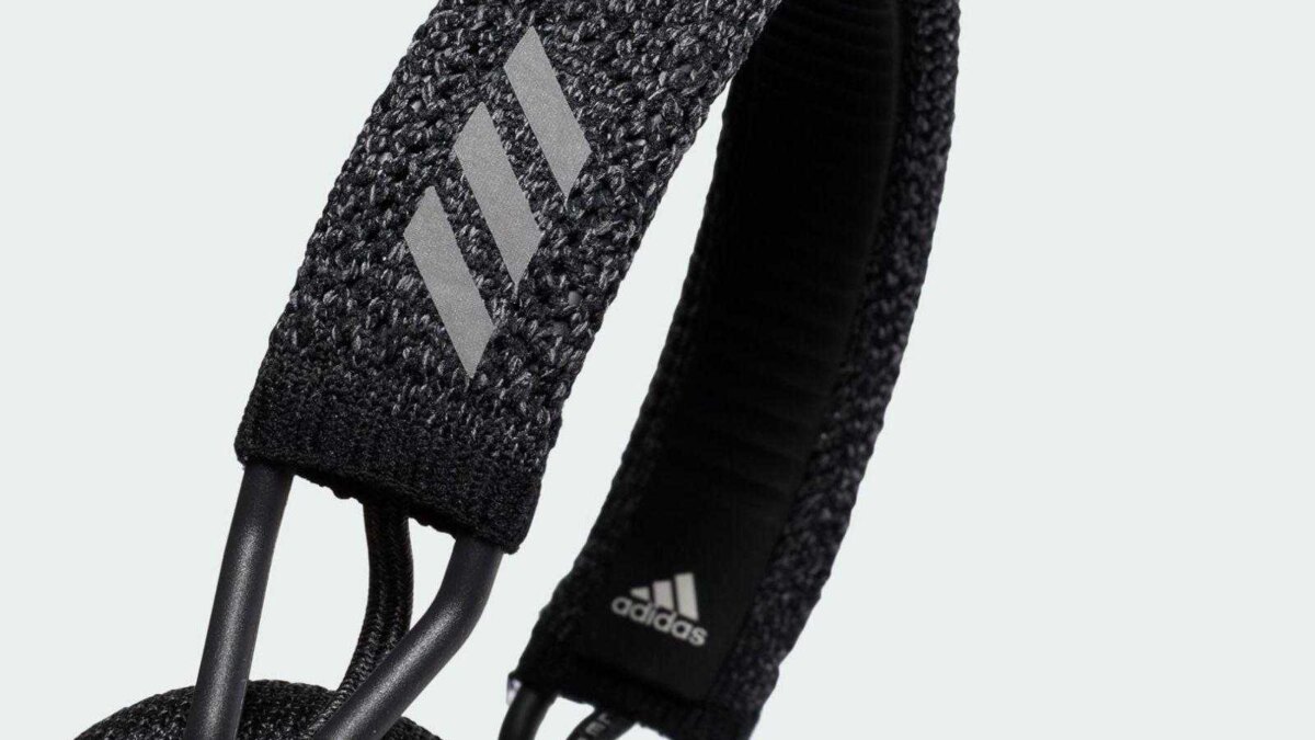 Наушники Adidas с тканевой оплеткой и логотипом на оголовье