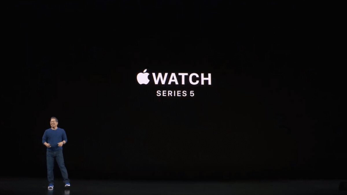 Презентация новых умных часов Apple Watch Series 5 на сцене