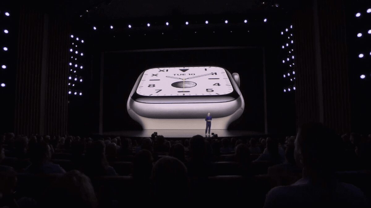 Презентация Apple iPhone 11 с крупным изображением часов на экране