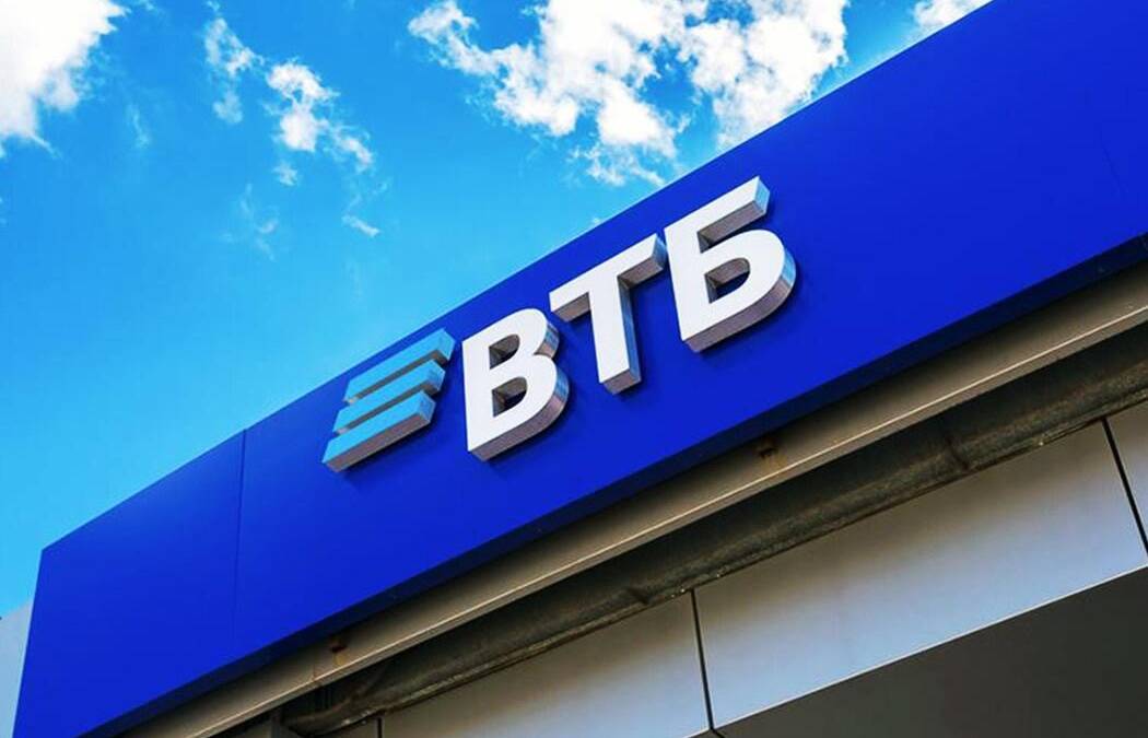 Банк ВТБ запустил своего сотового оператора 5 Банк ВТБ на синем фасаде здания с названием банка