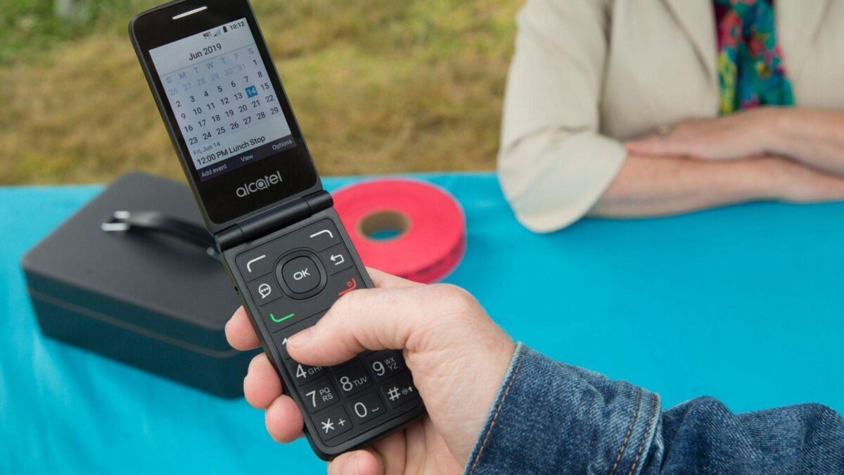 Компания Alcatel представила "умный телефон" нового поколения 3 alcatel go flip v 3