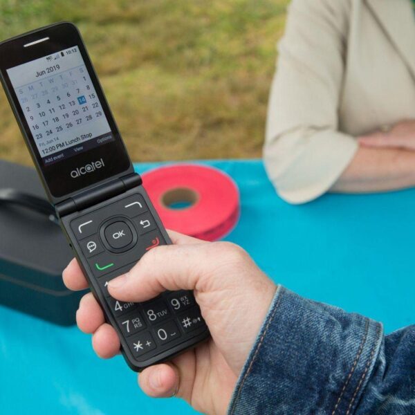 Компания Alcatel представила "умный телефон" нового поколения (alcatel go flip v 3)
