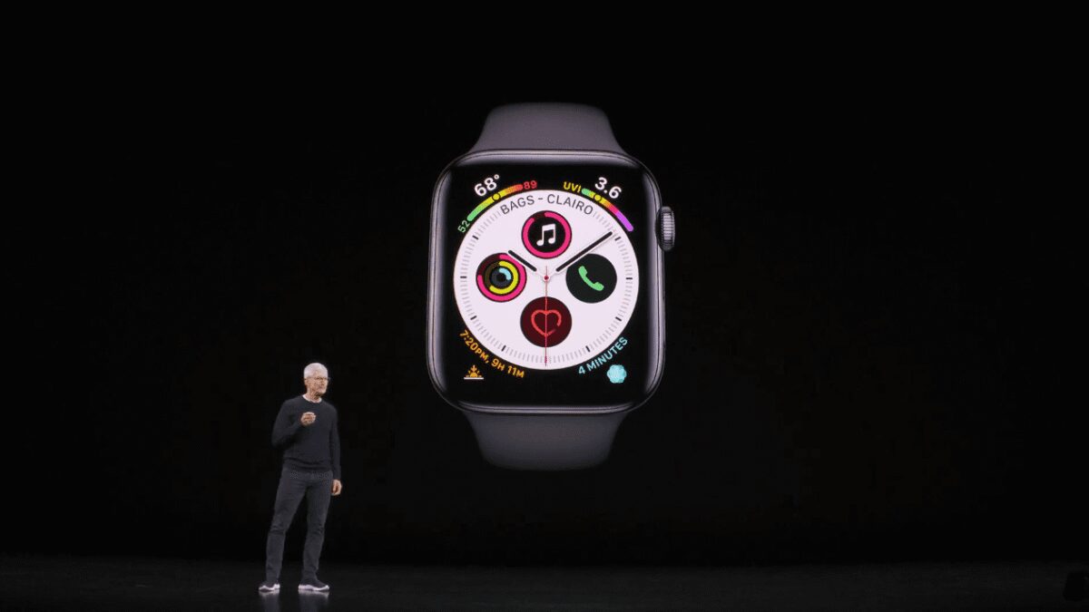 Женщина с темными волосами и очками держит телефон Nokia N-Gage