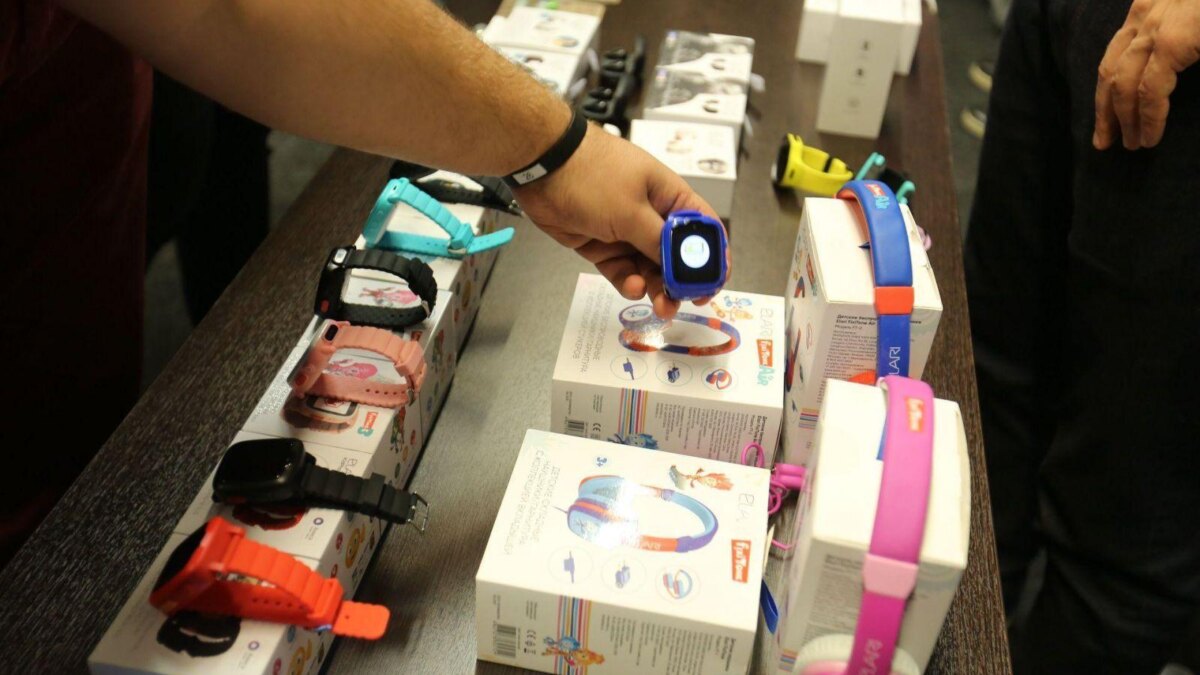 Детали умных часов с разноцветными ремешками на столе