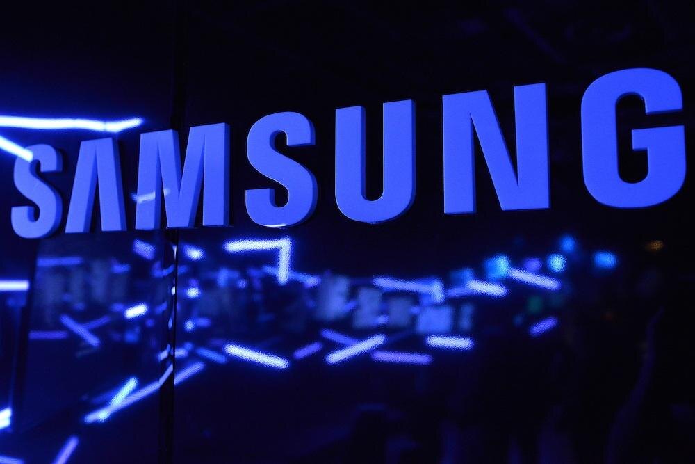 Светящаяся синяя надпись Samsung на темном фоне
