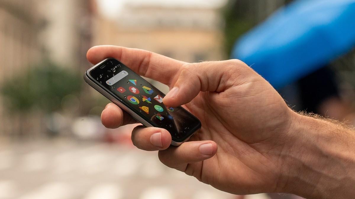 Мини-смартфон Palm будет продаваться в России (tcl palm phone verizon)