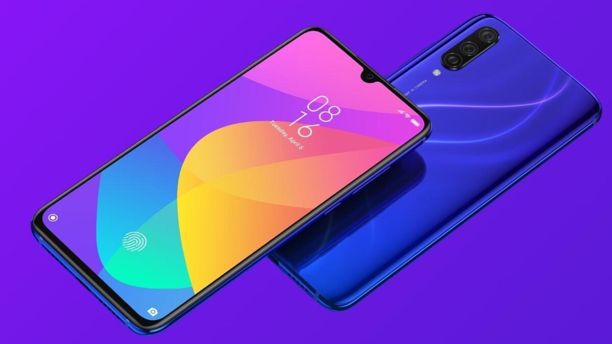 Футболисты в красных и зеленых формах с мячом командная игра