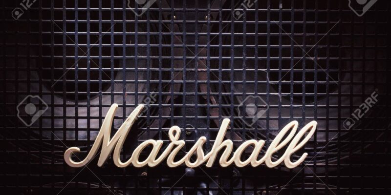Компания Marshall выпускает беспроводные наушники с 60 часами автономной работы (104637979 cacak serbia december 13 2017 marshall logo on old bass speaker with metal net in front of woofers)