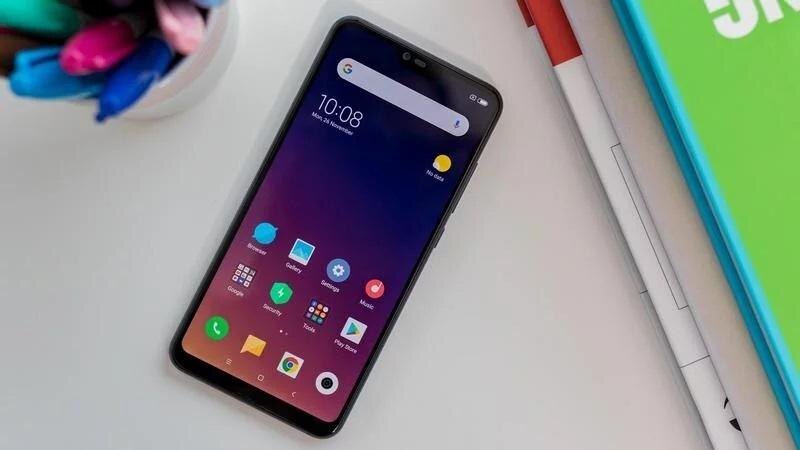 Смартфон Xiaomi Mi 9 Lite на белом столе