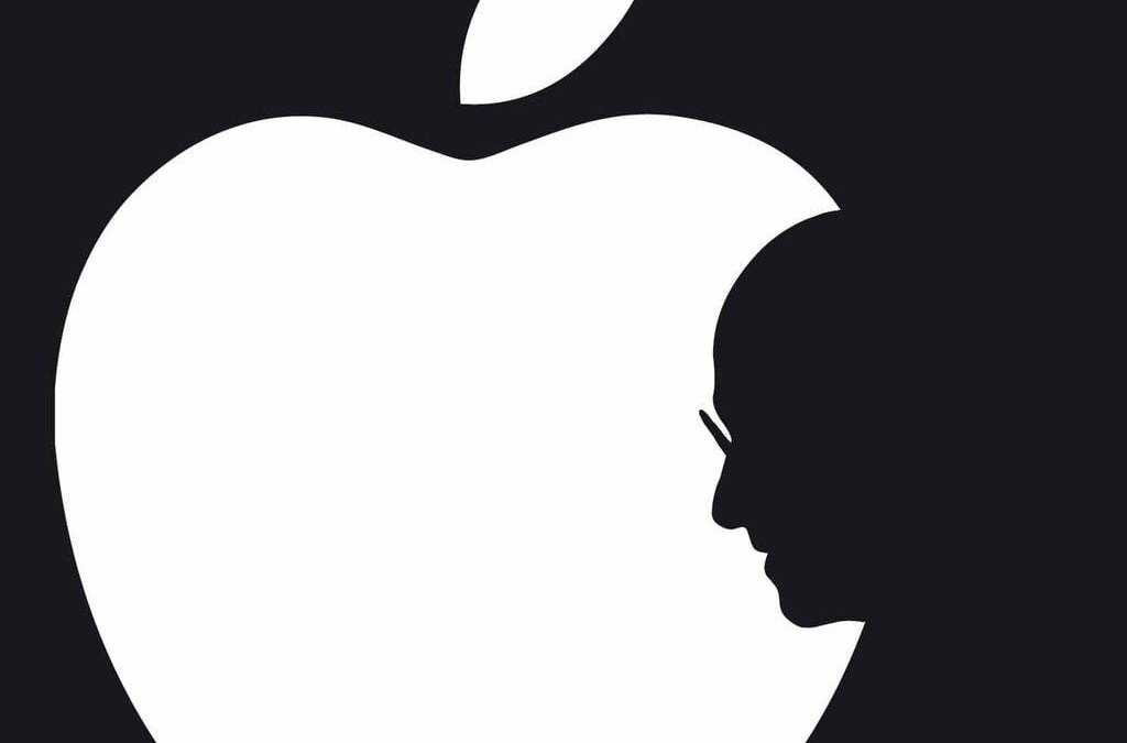 Силуэт человека в профиль перед крупным логотипом Apple