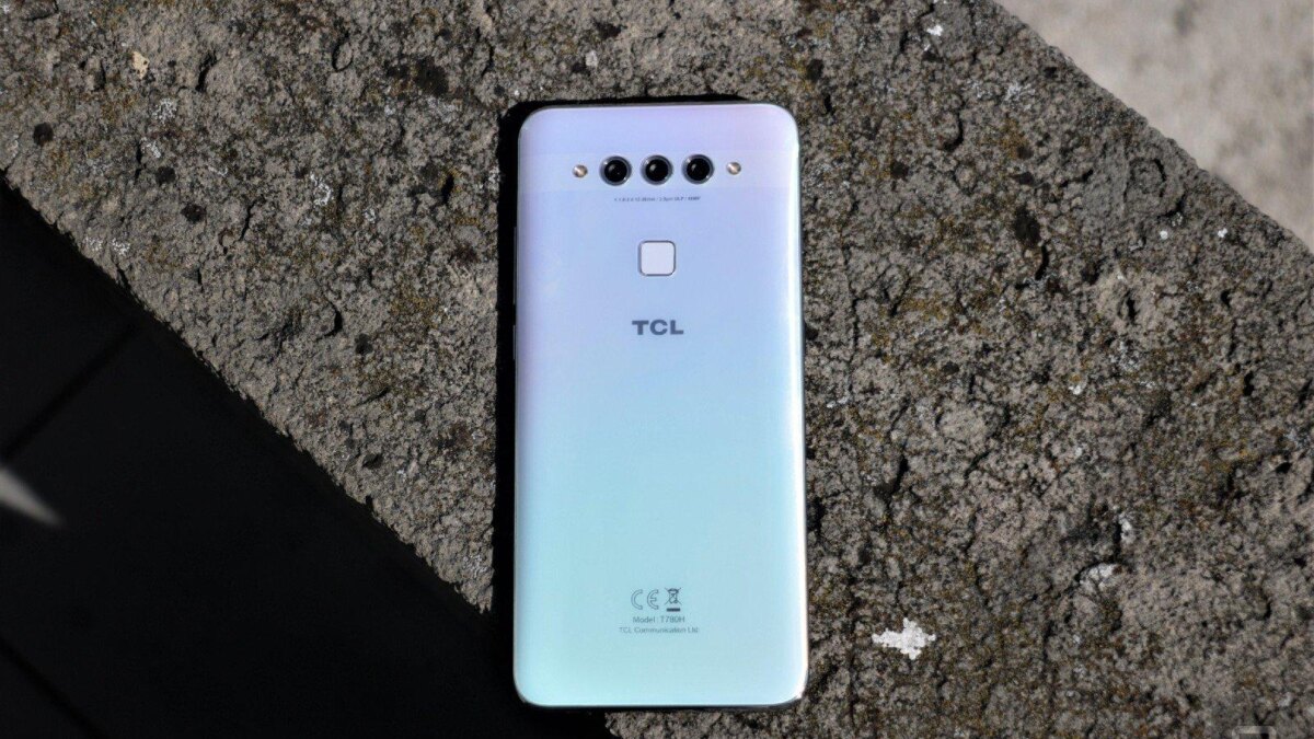 Тыльная сторона смартфона TCL PLEX с тремя камерами и логотипом