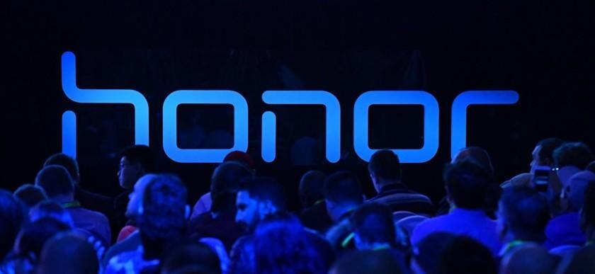 Сцена с крупной надписью Honor на сцене