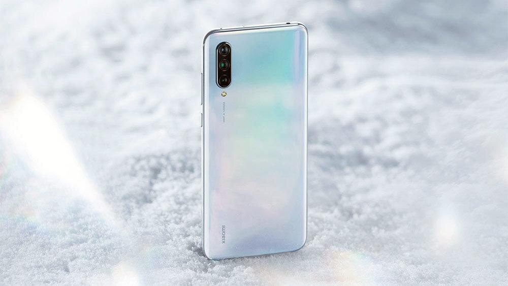 Смартфон Xiaomi Mi 9 Lite на снегу сзади