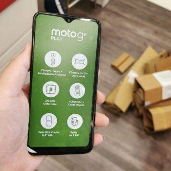 Смартфон Motorola G8 с дисплеем и интерфейсом