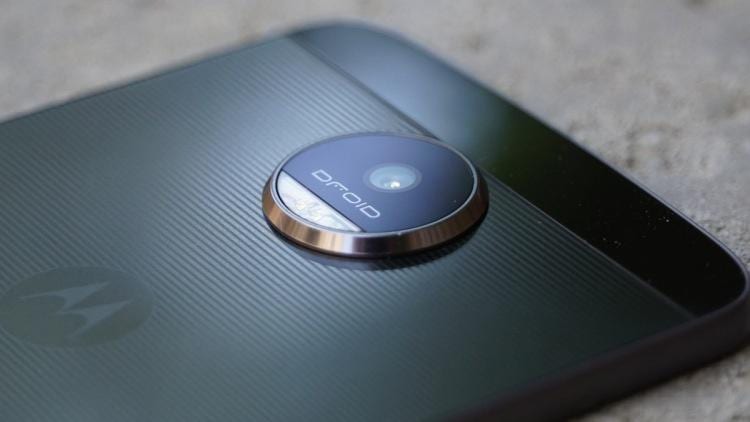 В сети появился первый обзор новинки Motorola. Всплывающая камера, 64 Мп и Snapdragon 675 (motorola moto z. 750)