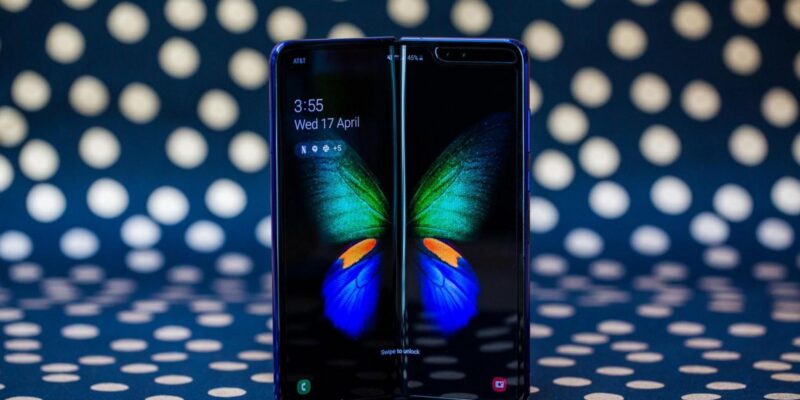 Samsung объявила о начале продаж в России Galaxy Fold с гибким экраном. Цена смартфона — 159 990 рублей (o410q1kuolj6)