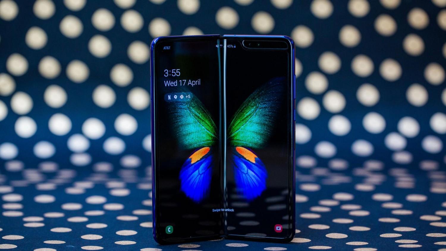 Samsung объявила о начале продаж в России Galaxy Fold с гибким экраном.  Цена смартфона — 159 990 рублей