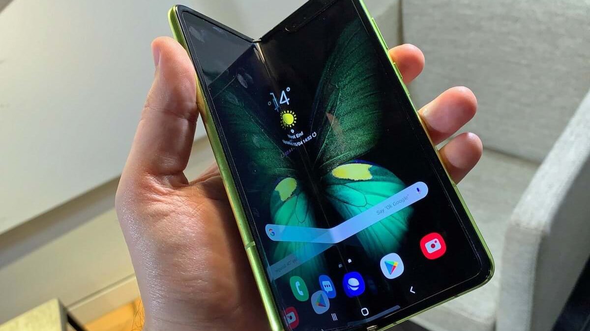 Samsung объявила о начале продаж в России Galaxy Fold с гибким экраном. Цена смартфона — 159 990 рублей 3 samsung galaxy fold 1 9