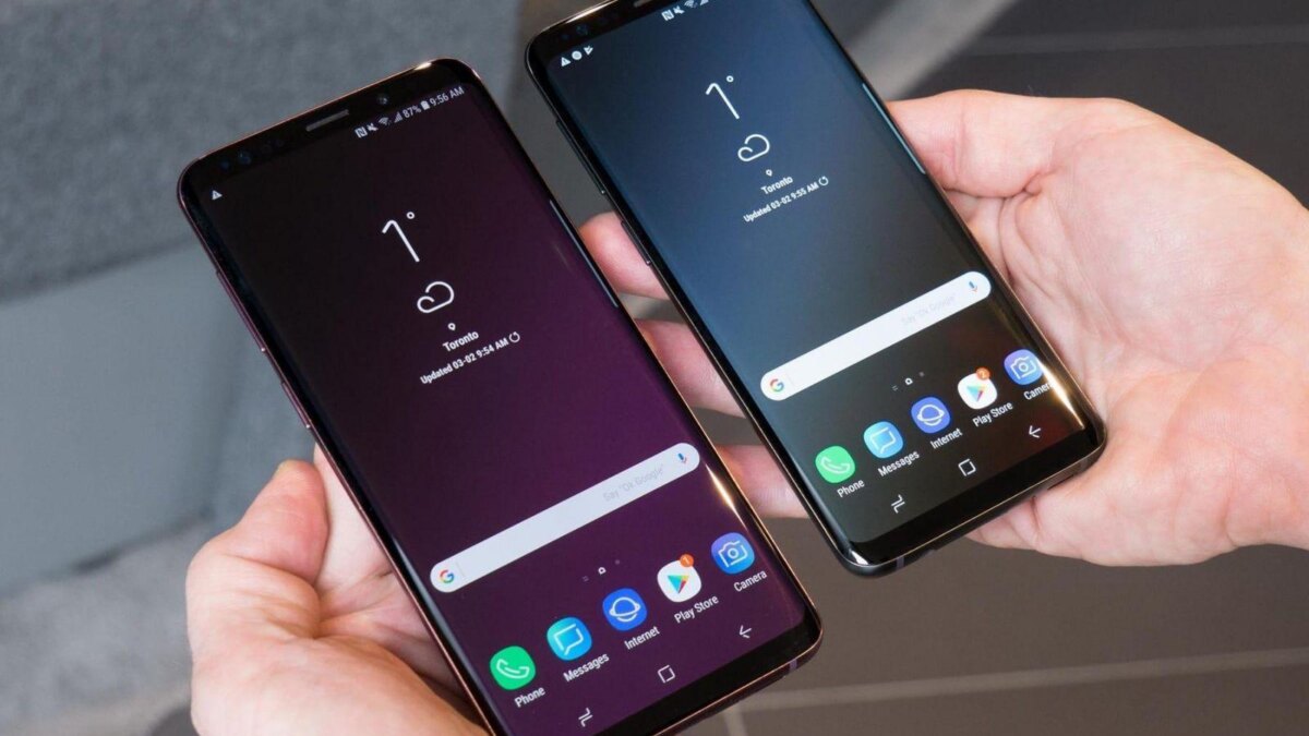 Два смартфона Samsung с торчащими верхними челками