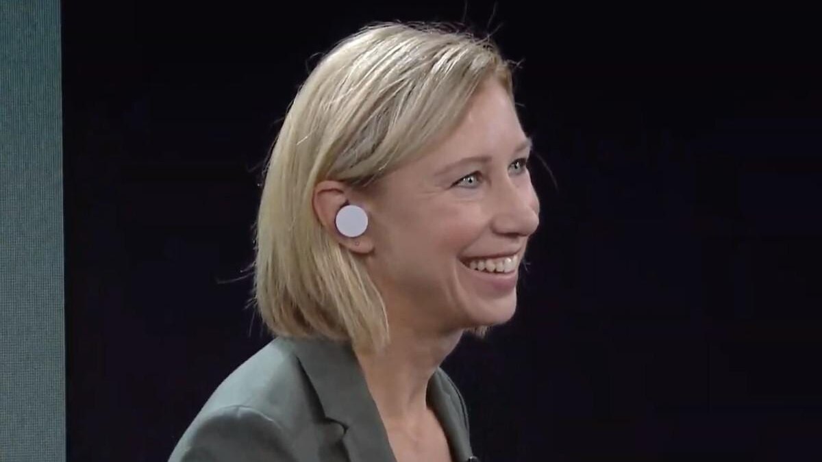 Microsoft представила беспроводные наушники Surface Earbuds 7 screen shot 2019 10 02 at 10.46.53 am