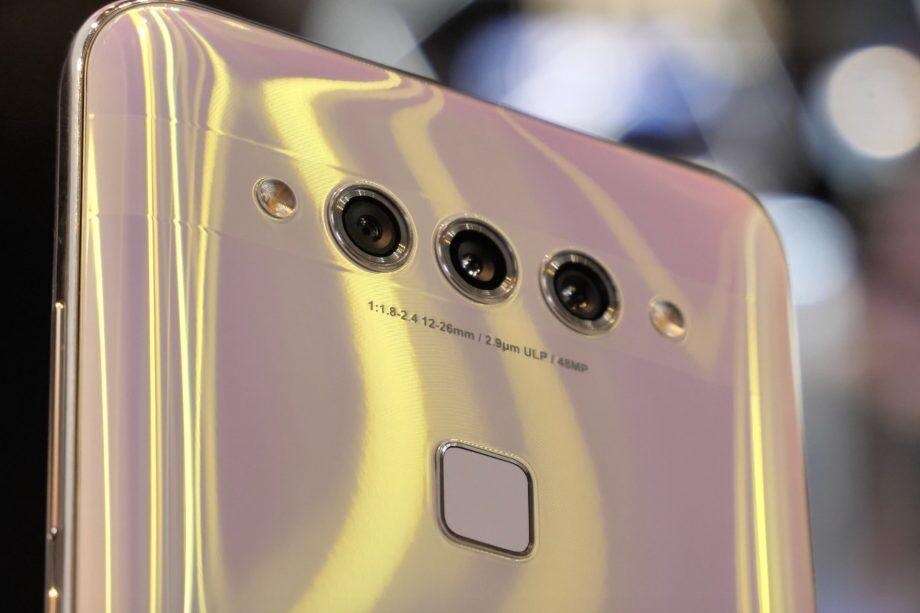 Задняя панель смартфона с тройной камерой и сканером отпечатков пальцев