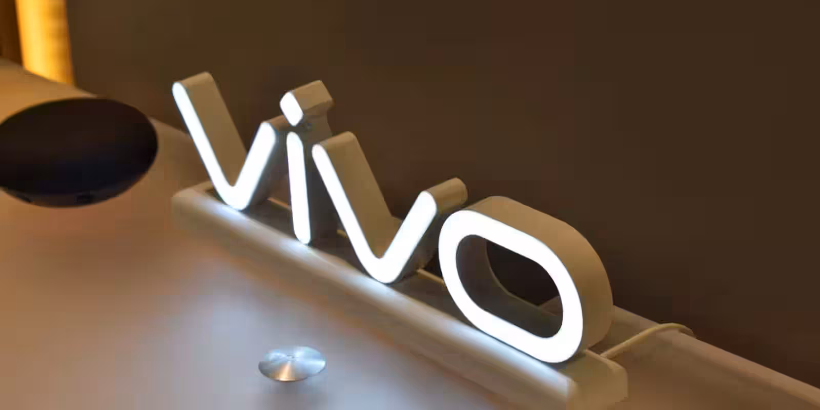 Обратная сторона смартфона Vivo с подсвеченной подвеской