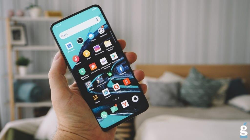 Смартфон Oppo Reno 3 в руке крупный план интерфейс
