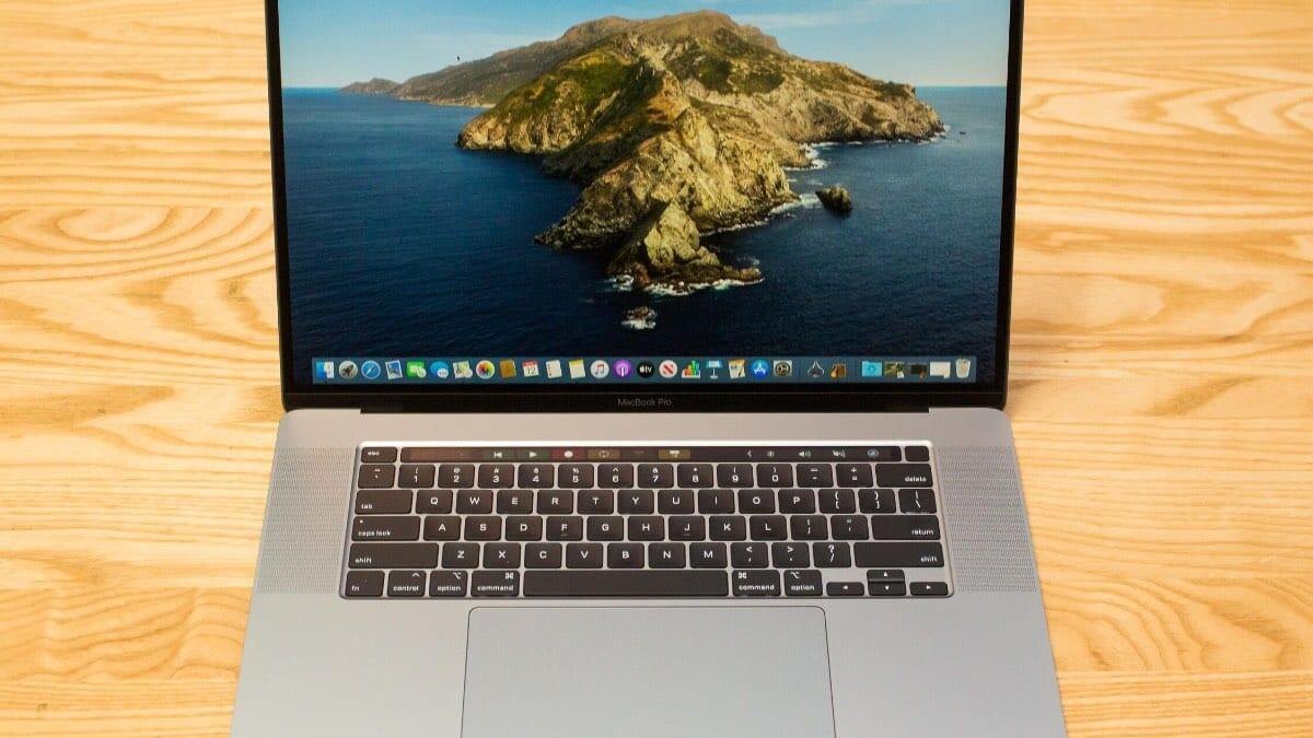 Ноутбук MacBook Pro 16 дюймов сверху на деревянном столе