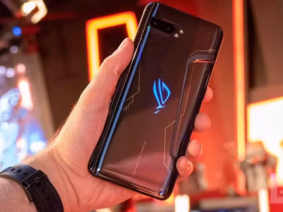 Игровой смартфон Asus ROG Phone II в руке с задним освещением
